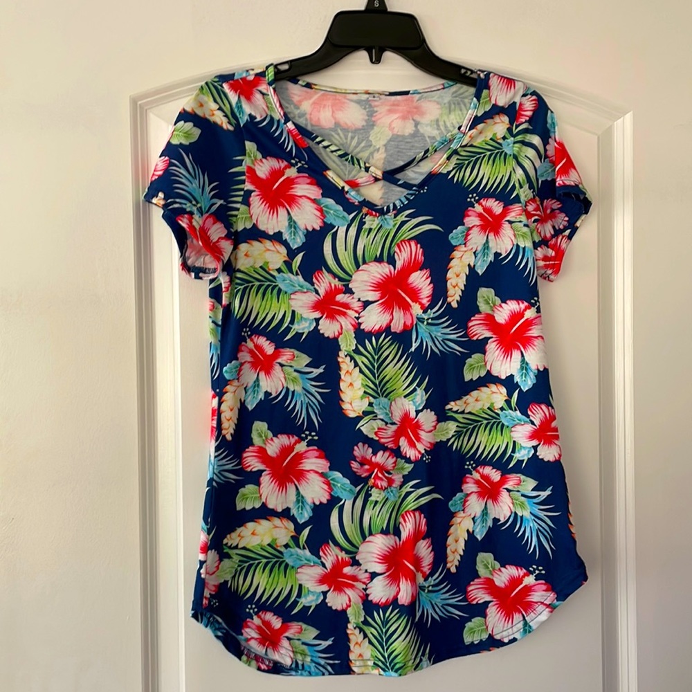 GUC Women’s Tropical Crisscross Shirt in Size S.
